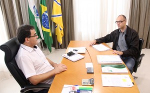 O diretor do DER, Roberto dos Santos, apresentou ao prefeito Cantelmo Neto o projeto de melhoria do trecho da PR-483 conhecido por bica d’ água