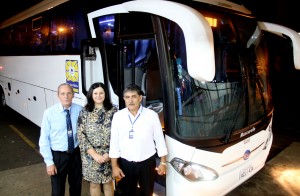 A secretária de Saúde, Rose Mari Guarda, com os motoristas Luiz Moreschi e João da Silva na primeira viagem do novo ônibus que transporta pacientes à Curitiba