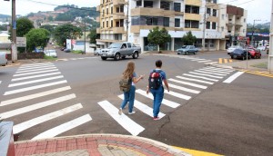Sinalização de faixas de pedestre melhora visibilidade por motoristas e evita acidentes