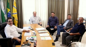 Prefeito Cantelmo Neto durante reunião com Hermes Rathier, Aires Tomazoni, Dilamar Santini e Sergio Galvão