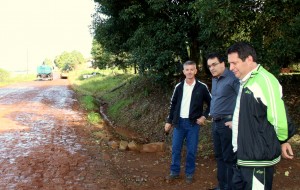 Beto Farinon (Pavimar), prefeito Cantelmo Neto e o vereador Aires Tomazoni acompanharam parte do serviço experimental em trecho na Linha Triton