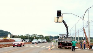 Novo semáforo está sendo instalado na PR-180, na entrada da Upa 24 Horas