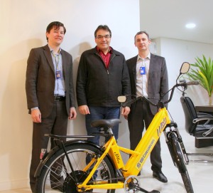 James Holanda e Everaldo Dal Piva, do Banco do Brasil, entregaram a bicicleta pessoalmente ao prefeito Cantelmo Neto