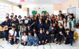 Colaboradoras, voluntários e crianças e adolescentes atendidos pela entidade posam para foto com o prefeito Cantelmo Neto