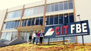 Silvana Gomes (diretora do CITFBE), secretária Jovelina Chaves e a coordenadora do espaço, Katiane Kuyawski, em frente ao prédio da antiga Comfrabel, que abrigará o projeto