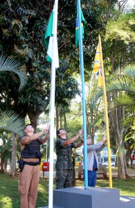 Capitão Rogério Pitz, da PM, mj. Carlos Ramos, do Exército, e o secretário de Educação, Viro de Graauw, hastearam as bandeiras na abertura da Semana da Pátria em Beltrão