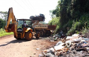 Uma pilha de lixo descartado irregularmente numa estrada vicinal rendeu dez cargas de entulho; a Prefeitura pede que moradores denunciem este tipo de prática
