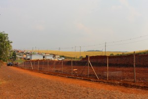 Construtora está preparando o local que receberá as 19 casas, no antigo campo de futebol do bairro Pinheirão