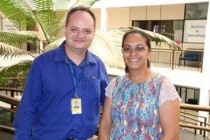Delmar Rodrigues, dos Correios, e Valdenice Setti, da Secretaria de Educação: parceria contemplará alunos carentes