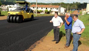 Prefeito Cantelmo Neto e o vice, Eduardo Scirea, acompanham serviço de asfaltamento da rua Gramado, no Jardim Floresta, que dá acesso à nova escola XV de Outubro