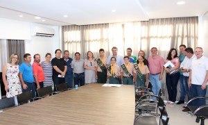 Prefeito Cantelmo Neto com representantes da Prefeitura e clube de desbravadores, nesta sexta, durante assinatura da ordem de serviço para nova sede do clube