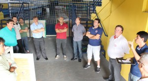O engenheiro Vanios Biehl explica ao prefeito em exercício, Eduardo Scirea, e dirigentes do Marreco sobre as obras de adequação no Arrudão para receber jogos da LNF