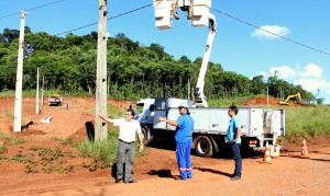 Prefeito Cantelmo Neto acompanhou a implantação da rede elétrica – feita pela Copel – no loteamento que abrigará a maioria das casas
