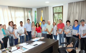 Prefeito Cantelmo Neto entregou livro histórico do município e agradeceu dedicação dos servidores