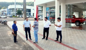 Prefeito Cantelmo Neto visitou a calçada na nova concessionária da Toyota em Beltrão, feita em parceria com o Município