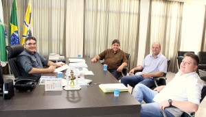 Prefeito Neto assinou ordem de serviço da pavimentação em encontro com Pedro Claudionor ‘Tufão’, Evandro dos Santos e Fernando Steimbach