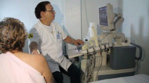 dr claudio alende faz exame na dona eva
